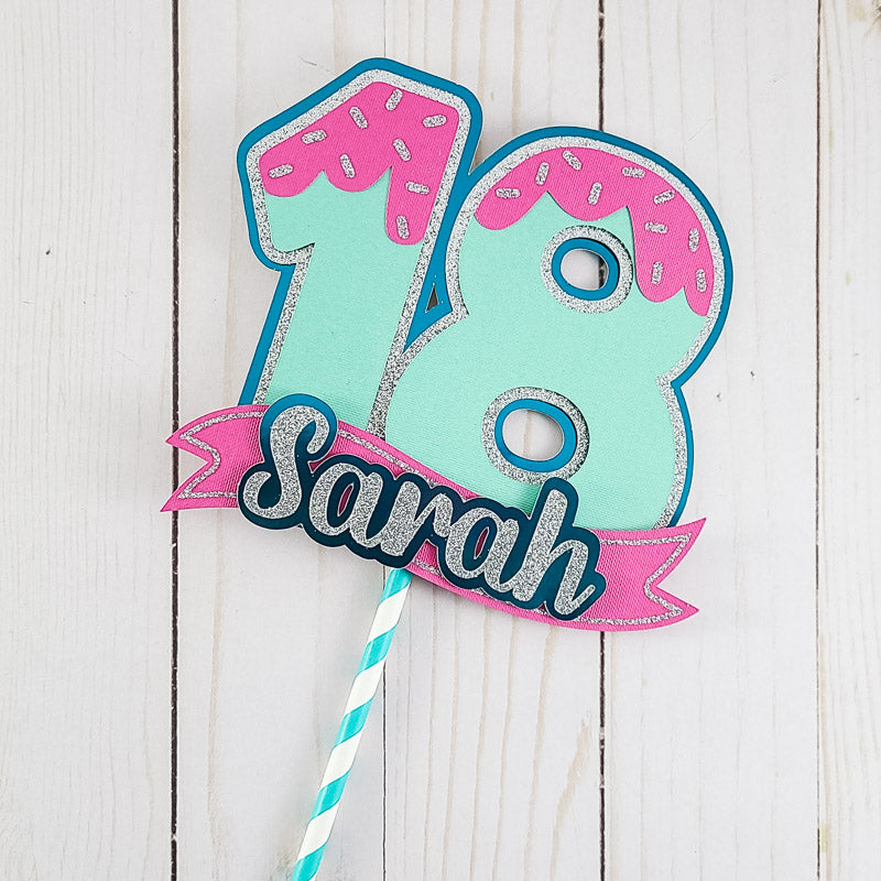 Photo du Cake Topper réalisé avec les fichiers de découpe SVG de chiffres à superposer