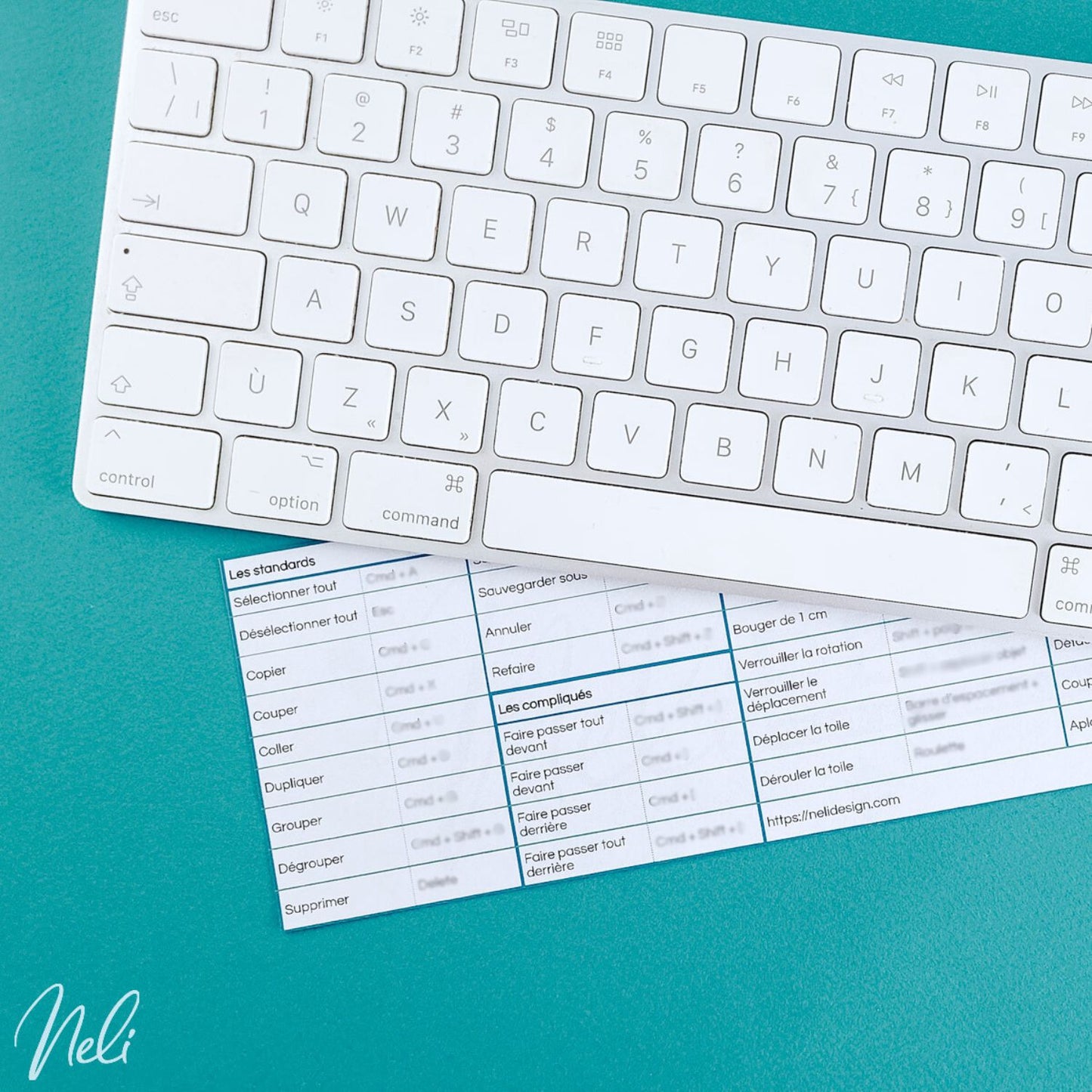 Photo de l'Aide-mémoire pour les raccourcis clavier en français de Cricut Design Space inséré sous un clavier