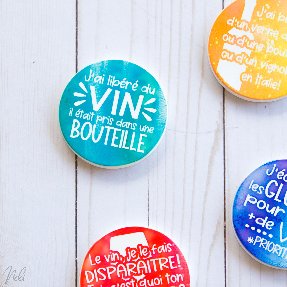 Photo d'un projet Cricut réalisé sur un sous-verre en céramique avec le fichier de découpe SVG en français "J'ai libéré du vin il était pris dans une bouteille"