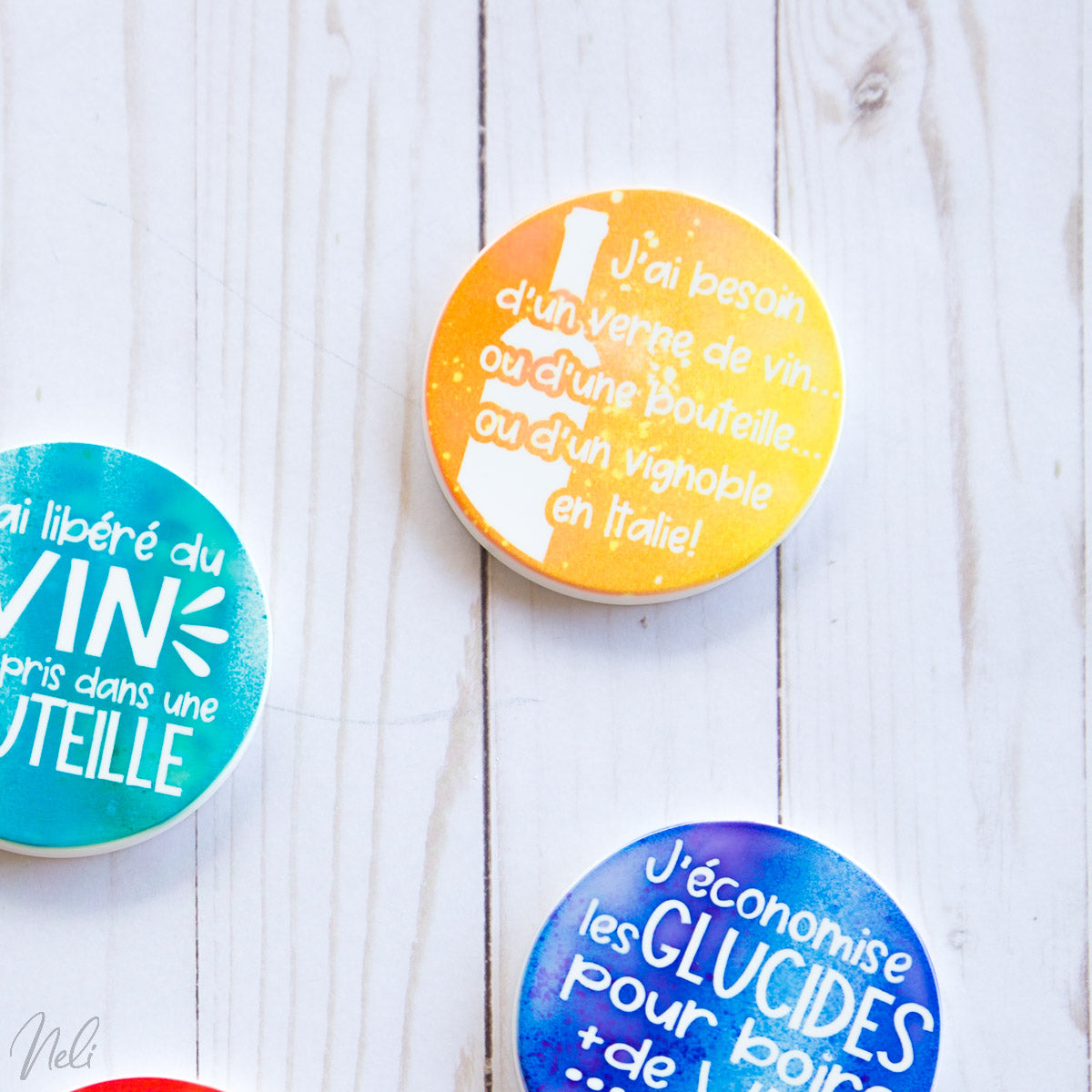 Photo d'un projet Cricut réalisé sur un sous-verre en céramique avec le fichier de découpe SVG en français "J'ai besoin d'uan verre de vin ou d'une bouteille ou d'un vignoble en italie"