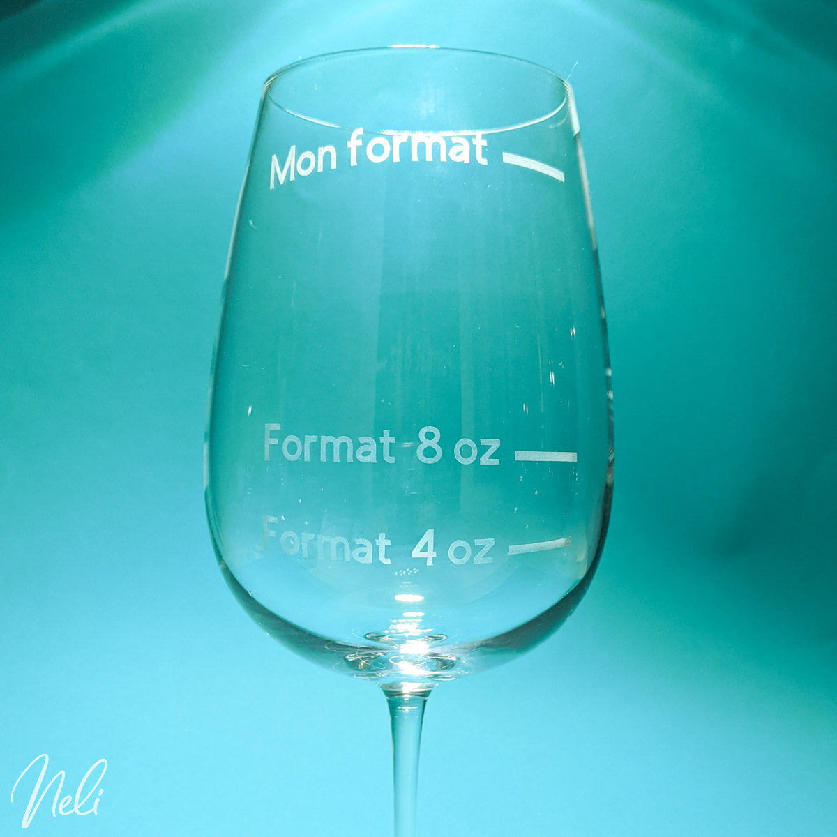 Photo d'un projet Cricut réalisé sur un verre de vin avec le fichier de découpe SVG en français "Format 4 oz, format 8 oz, Mon format" 