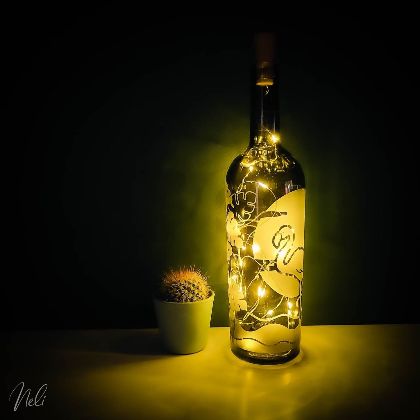 Photo d'une bouteille de vin dépolie réalisée avec le fichier SVG de style wrap du flamant